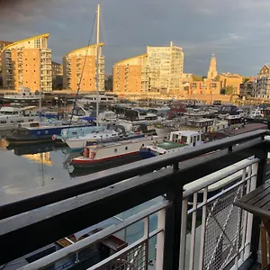 https://lovely-room-free-parking-in-private-gated-place.brighton-hotels-england.com