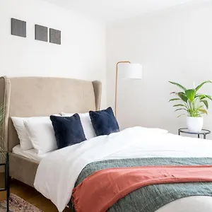 https://large-apartment-in-canary-wharf.brighton-hotels-england.com