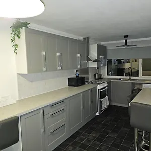 https://immaculate-3bedroom-house-in.hotelsin-nottingham.com